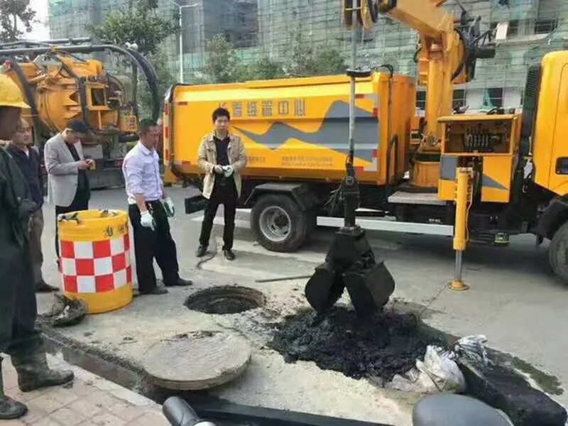 泾县街道：网格员化身“清道夫”，为民解忧疏通“堵心”化粪池
