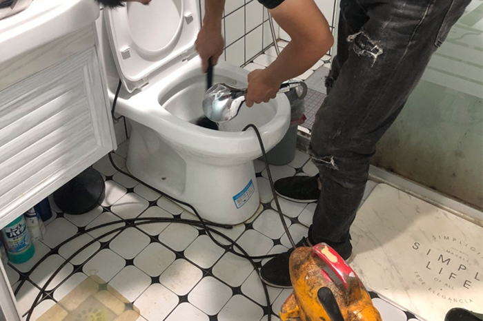 泾县马桶堵塞自己疏通还是找师傅?专业上门服务让你省时更省心