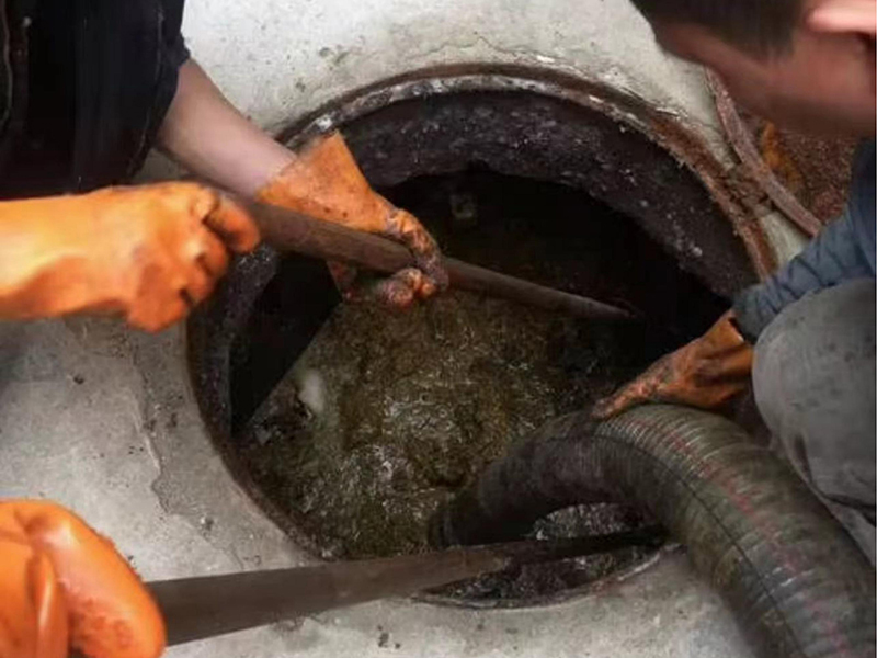 泾县清理化粪池时如何避免沼气的危害?